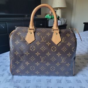 Louis Vuitton Monogram Classic Speedy 25 Handbag